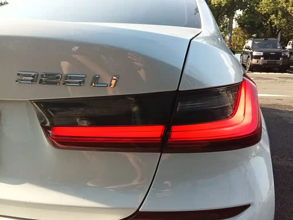 BMW 3 Series 2019 — фото 19