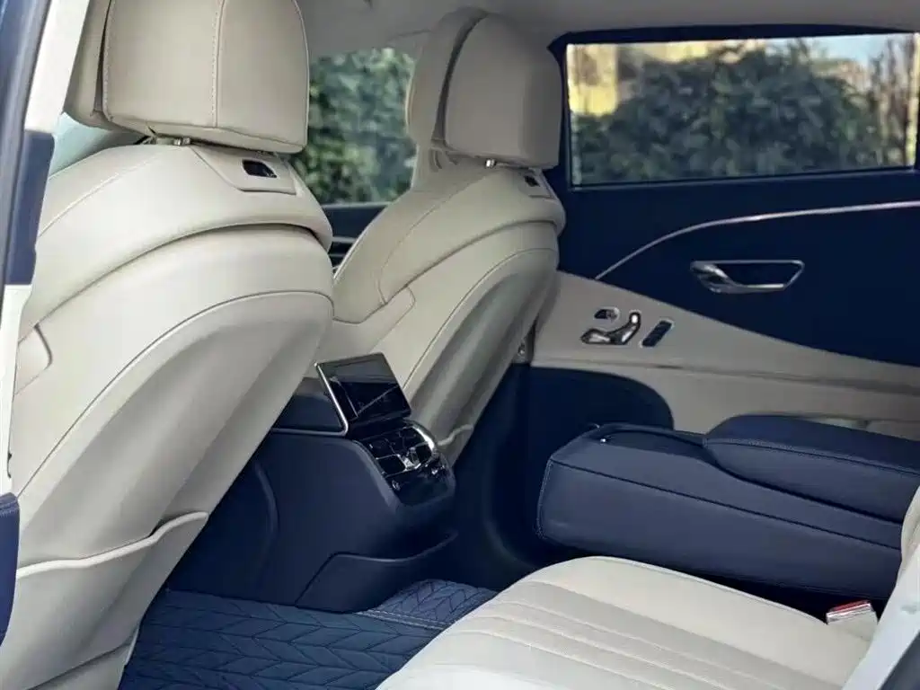 Bentley Flying Spur 2023 — фото 8