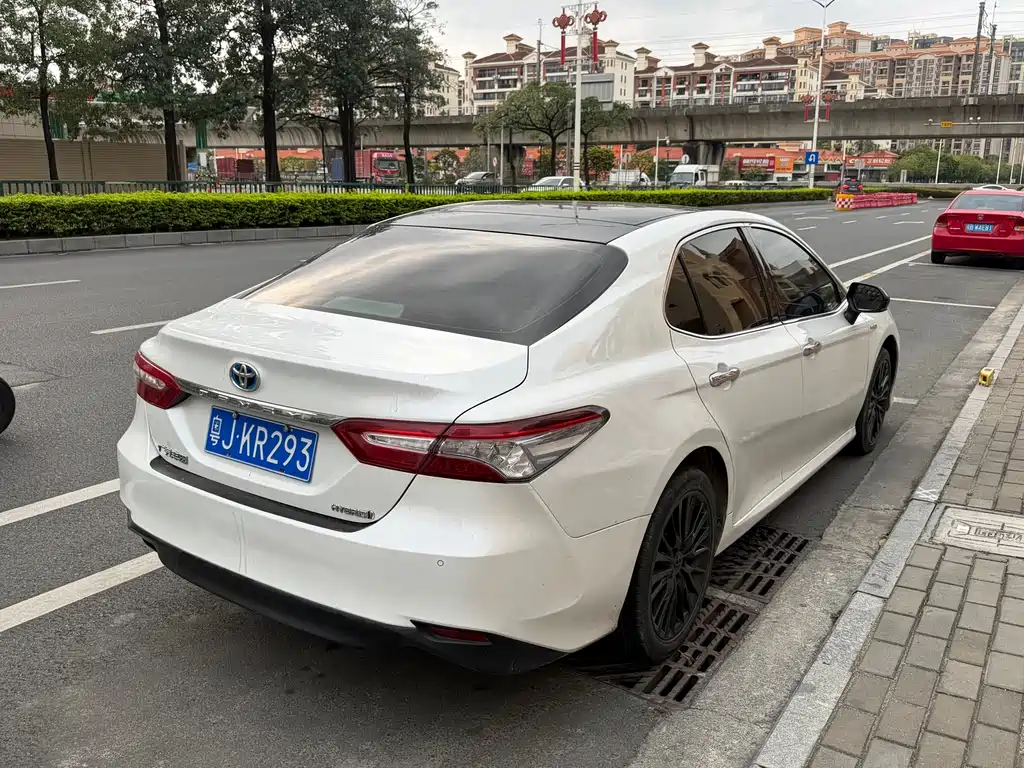 Toyota Camry 2021 — фото 4