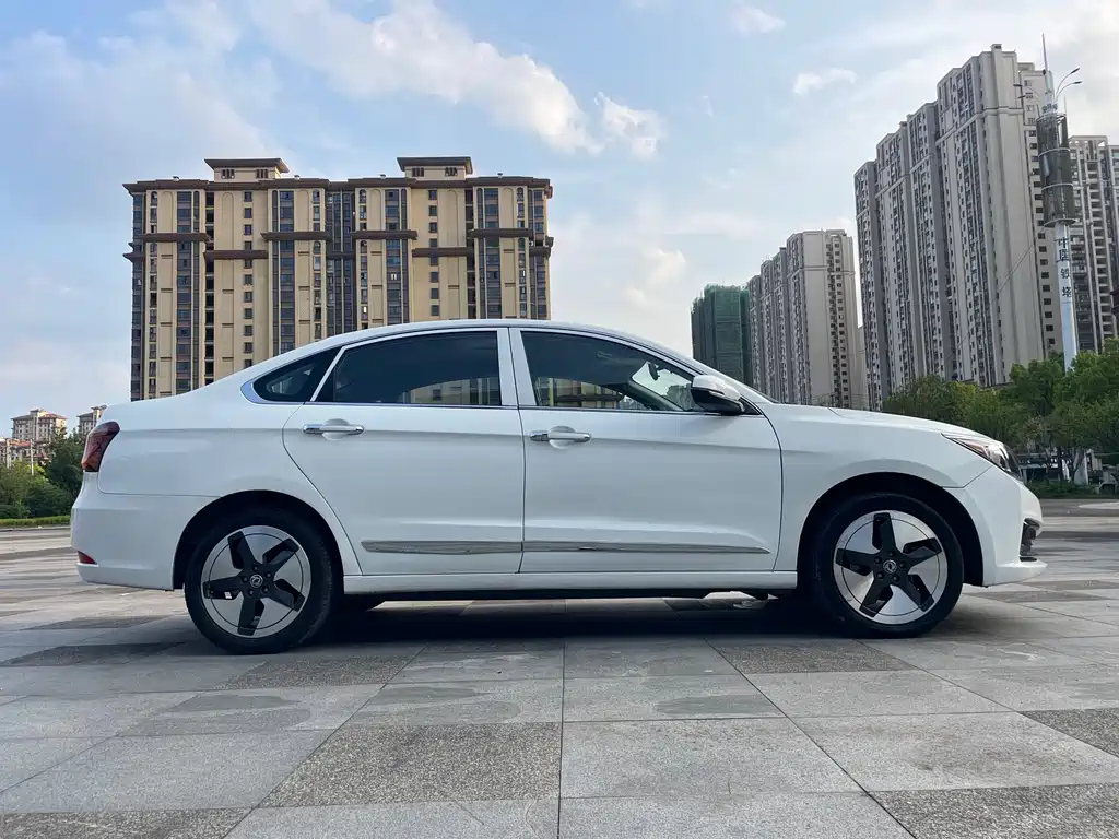 Dongfeng E70 2021