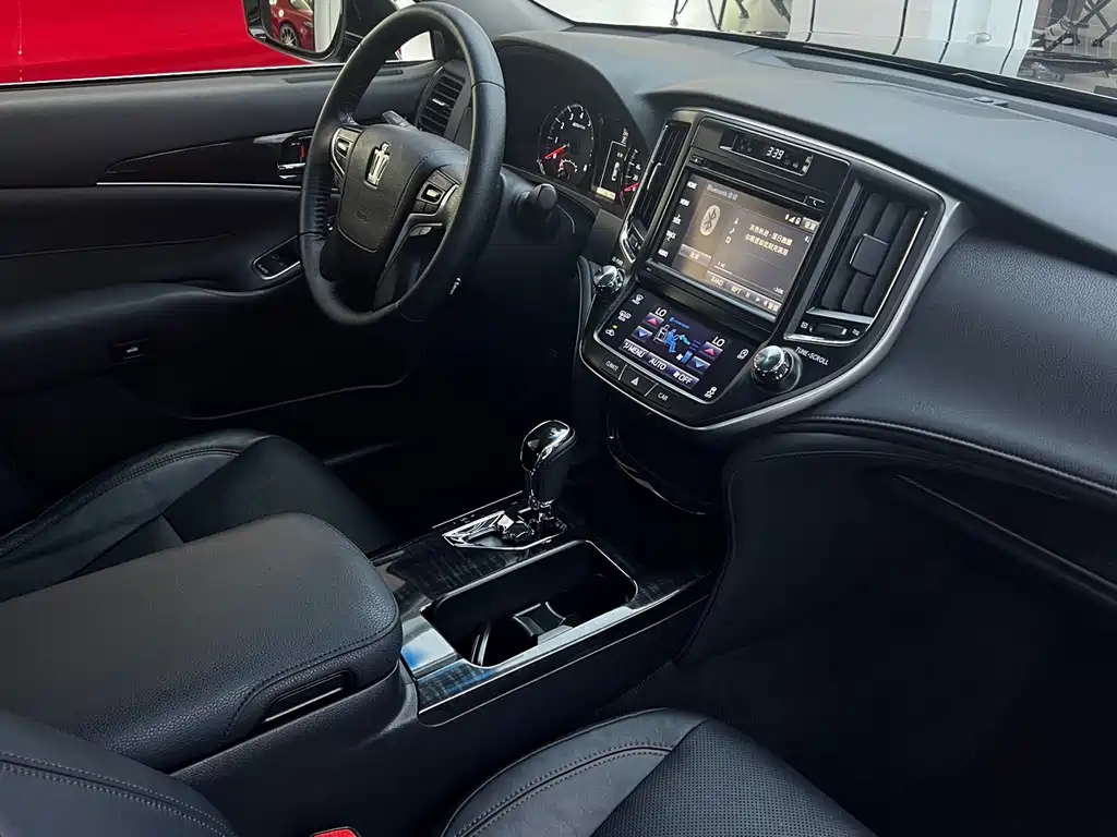 Toyota Crown 2016 — фото 14