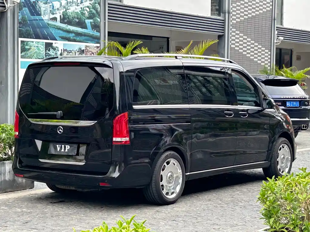 Mercedes-Benz V-Class 2022 — фото 11