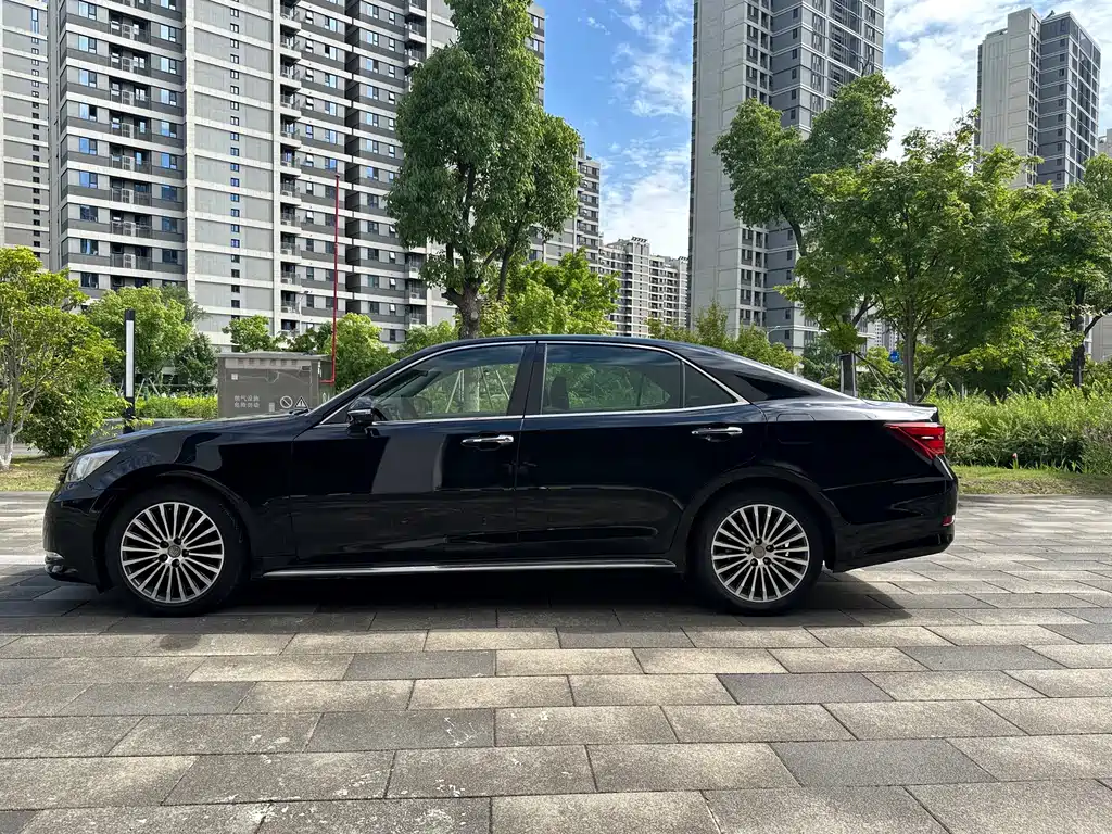 Toyota Crown 2018 — фото 3