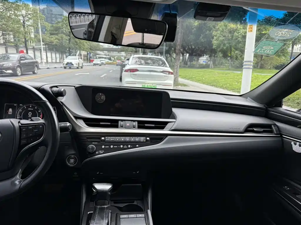 Lexus ES 2019 — фото 14