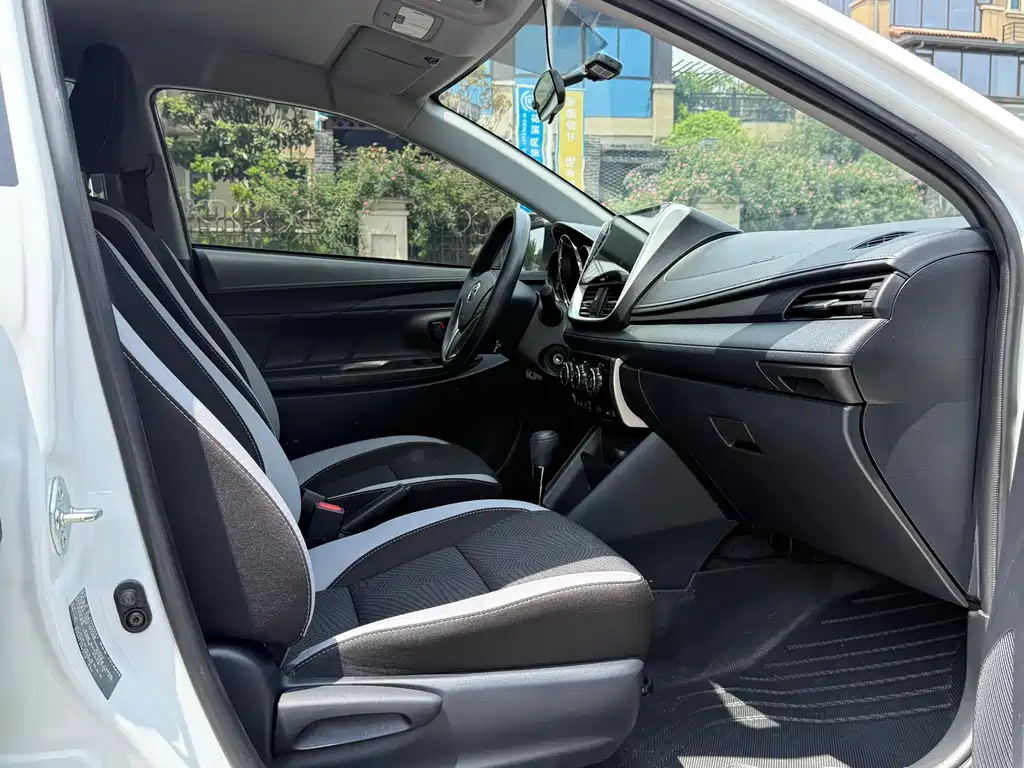 Toyota Yaris L 2023 — фото 11