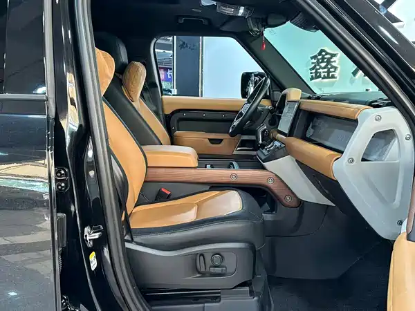 Land Rover Defender 2023