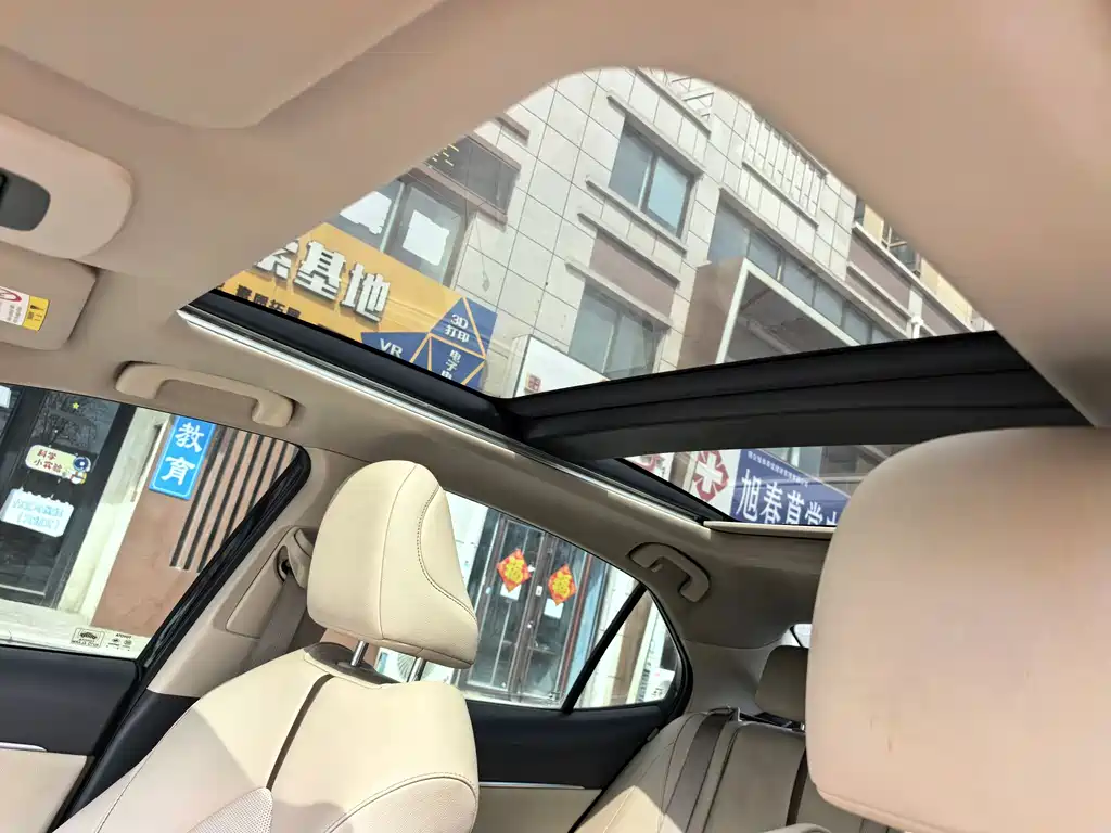 Toyota Camry 2019 — фото 16