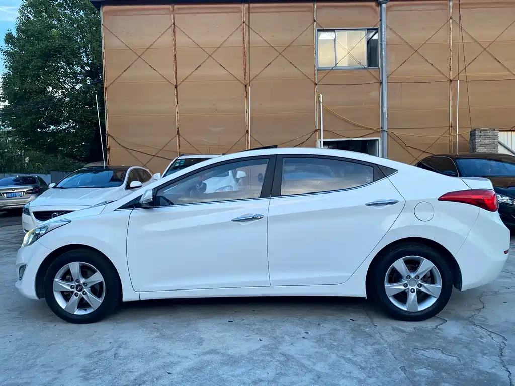 Hyundai Elantra 2014 — фото 12