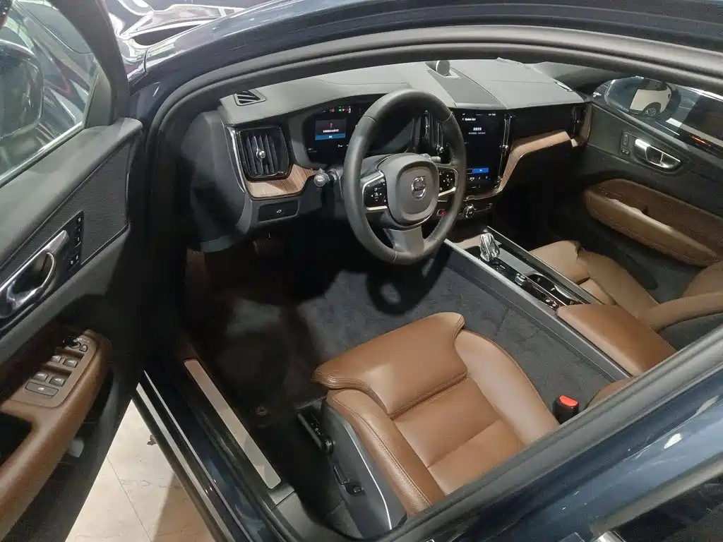 Volvo XC60 2022 — фото 16