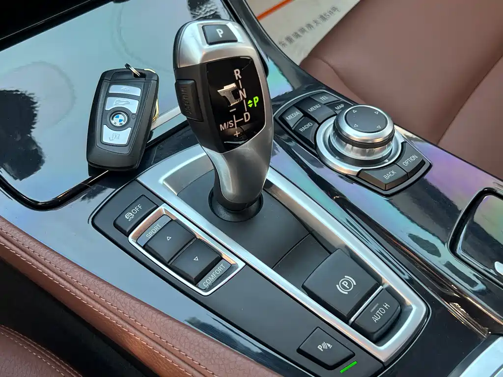 BMW 5 Series 2017 — фото 11