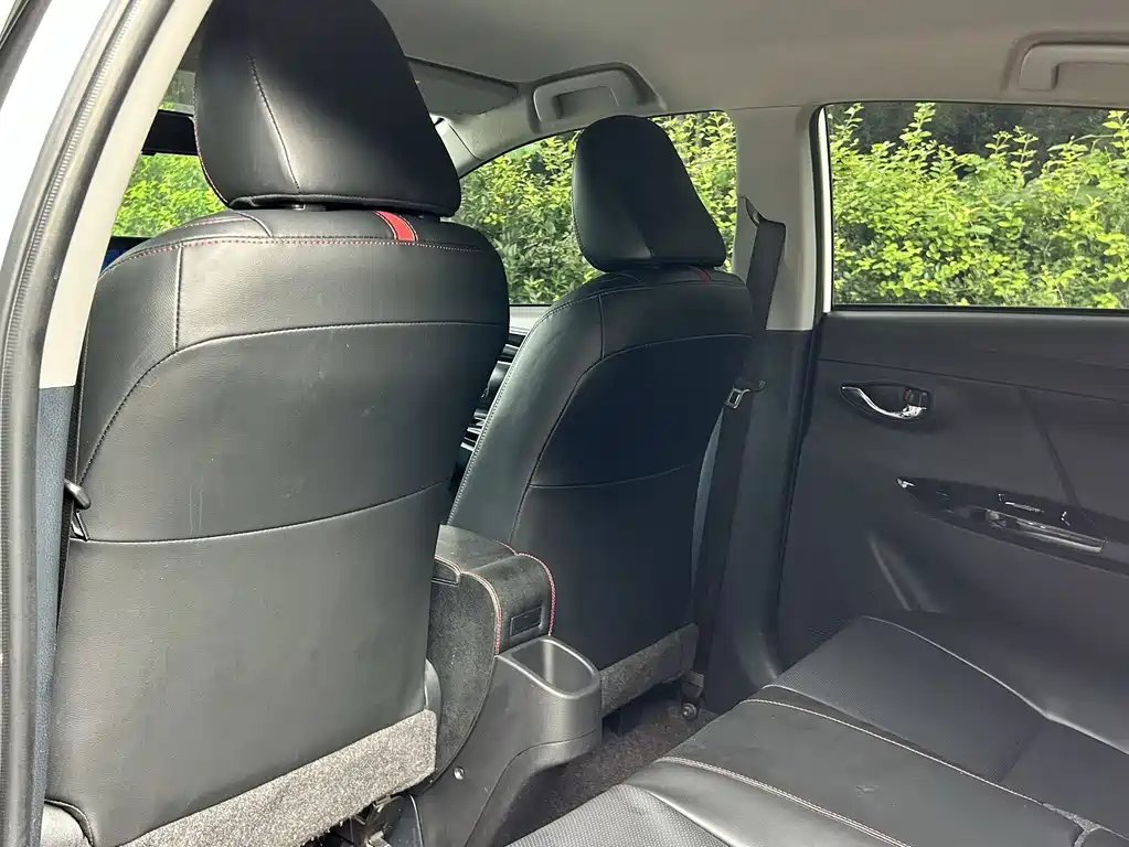 Toyota Yaris L 2022 — фото 10