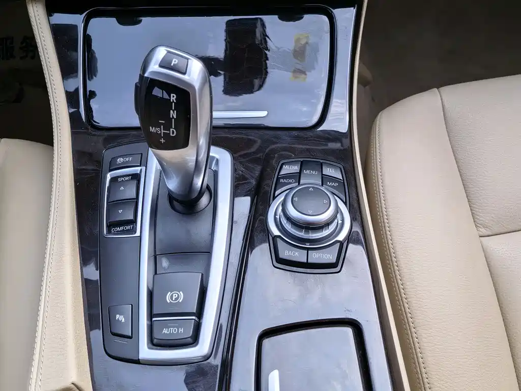 BMW 5 Series 2015 — фото 20