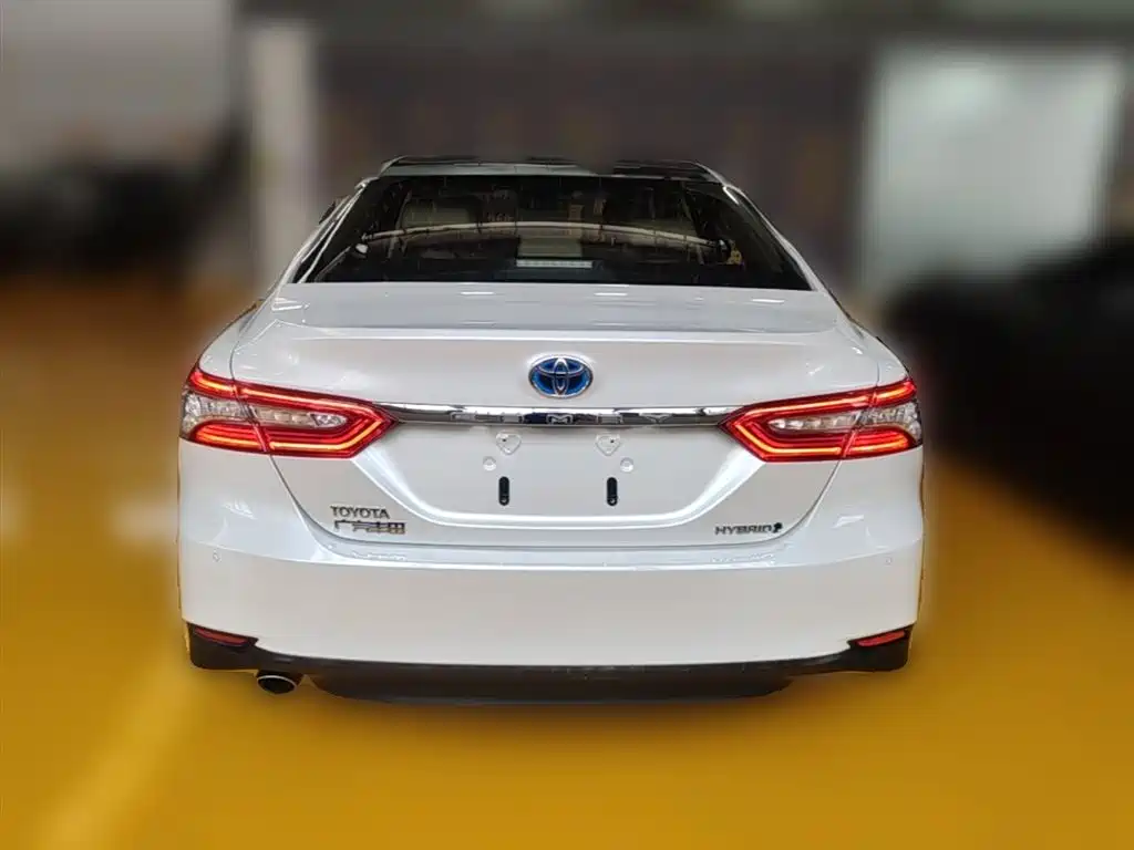 Toyota Camry 2018 — фото 10
