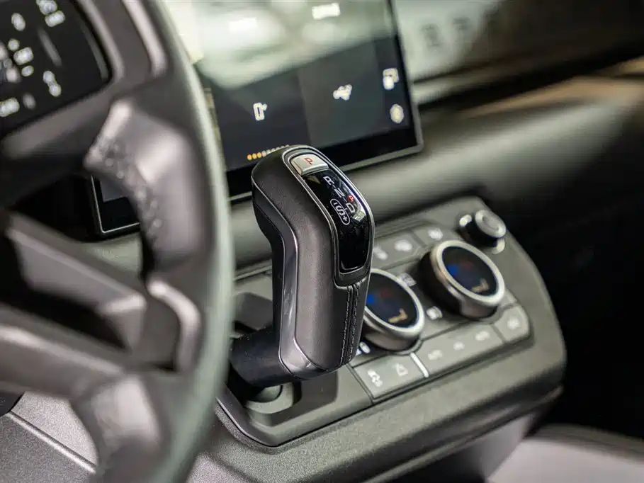Land Rover Defender 2025 — фото 13