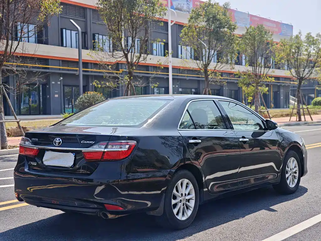 Toyota Camry 2017 — фото 9