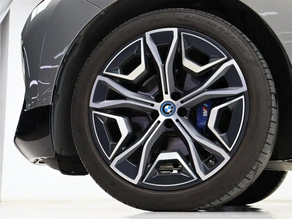 BMW iX M60 2024 — фото 31