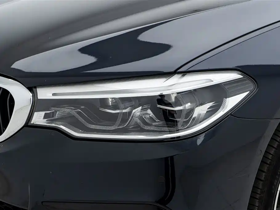 BMW 5 Series 2018 — фото 10
