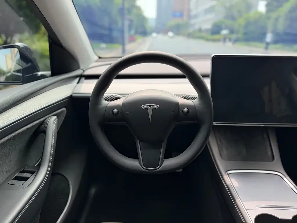 Tesla Model Y 2024 — фото 17