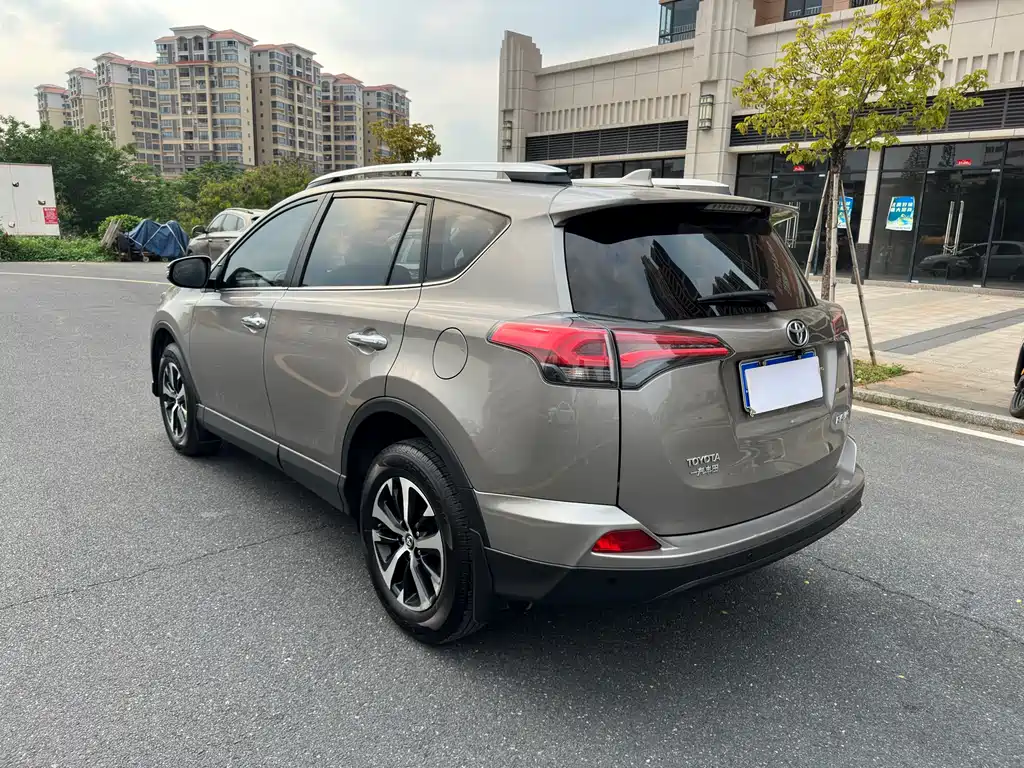 Toyota RAV4 2017 — фото 7