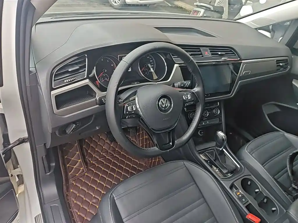 Volkswagen Touran 2017 — фото 11