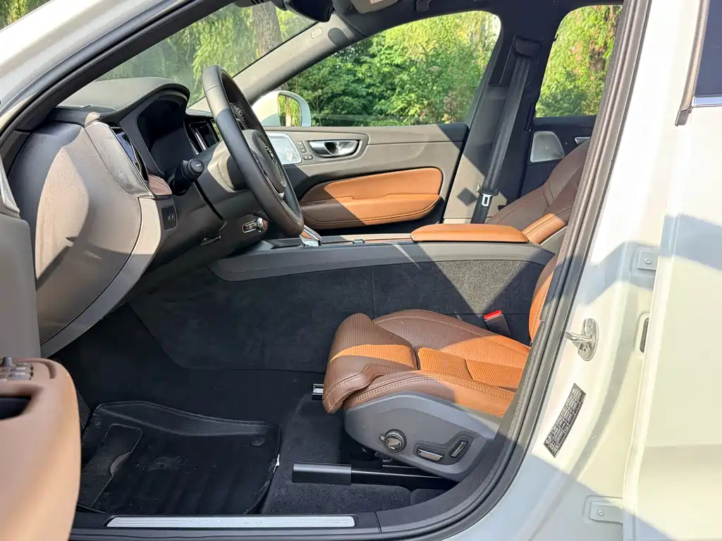 Volvo XC60 PHEV 2024 — фото 10