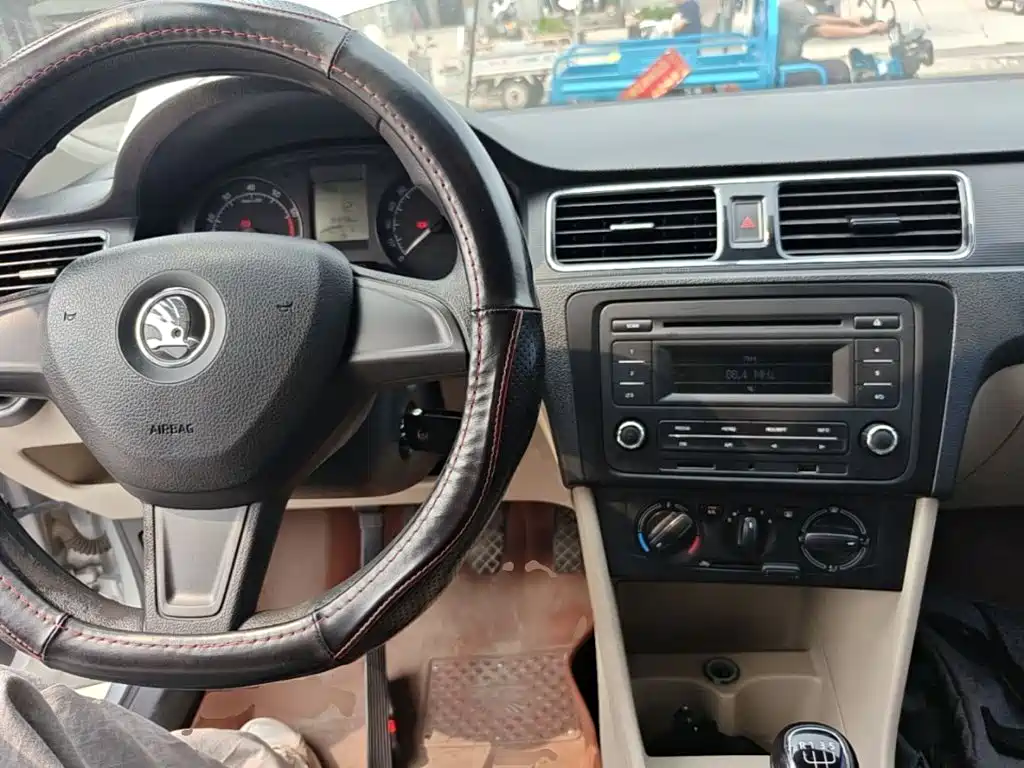 Skoda Rapid 2014 — фото 10