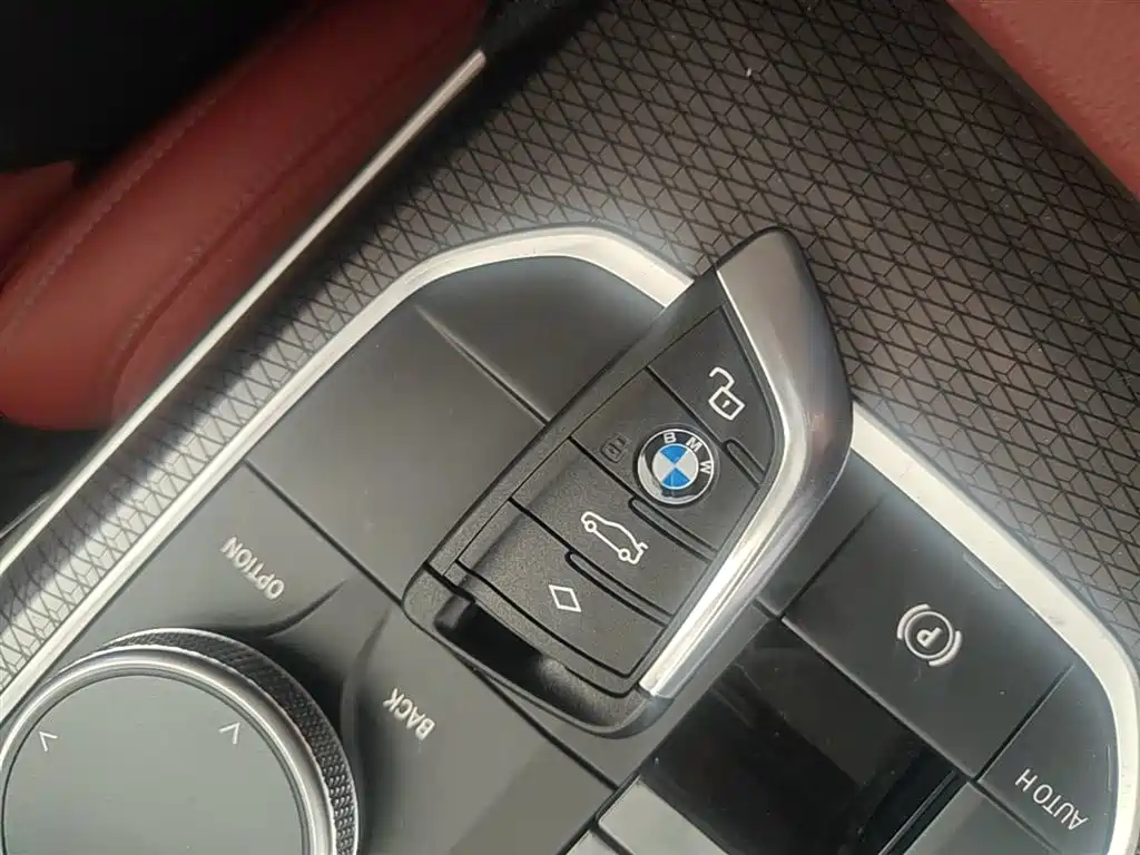 BMW 3 Series 2025 — фото 9