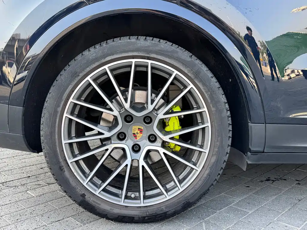 Porsche Cayenne Hybrid 2021 — фото 18