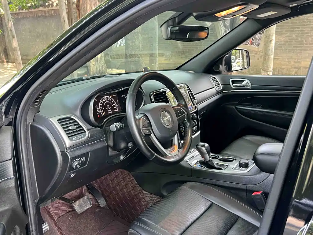 Jeep Grand Cherokee 2022 — фото 11
