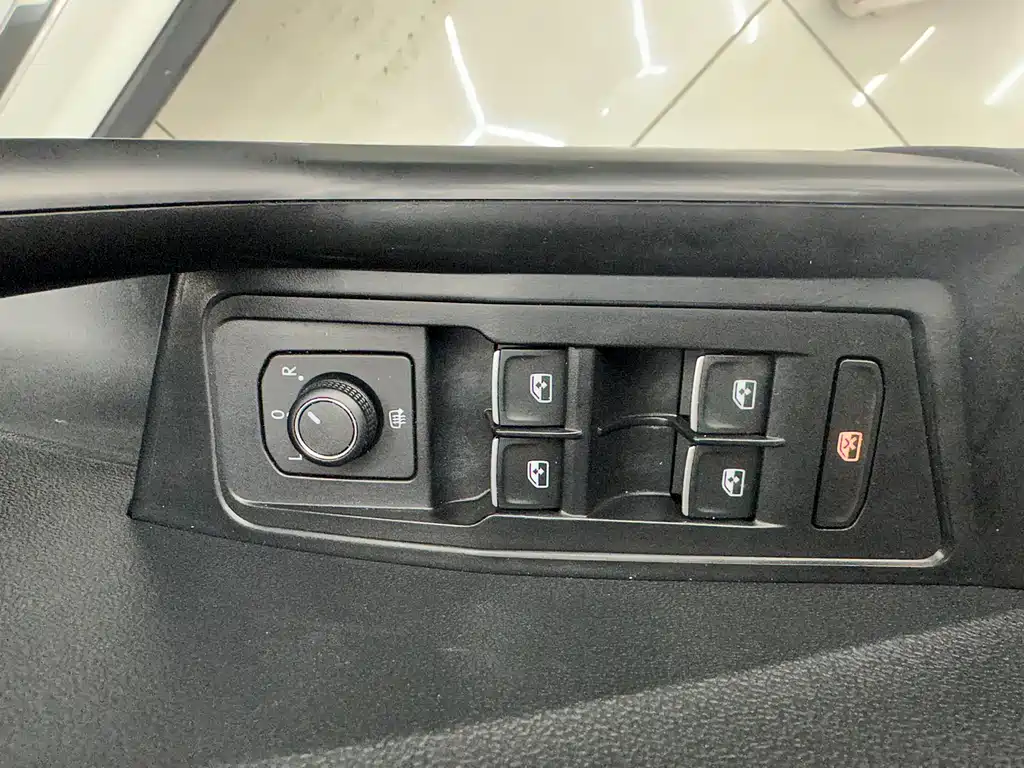 Volkswagen T-Roc 2023 — фото 12