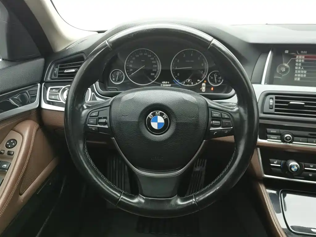 BMW 5 Series 2016 — фото 11