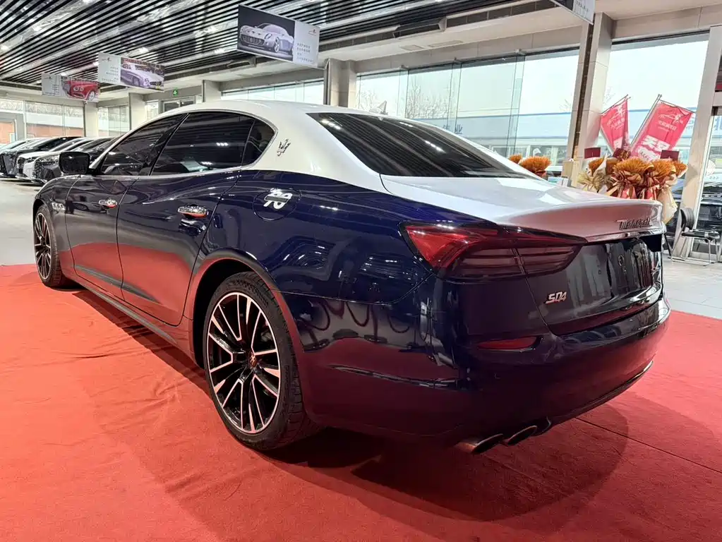 Maserati Quattroporte 2015 — фото 15