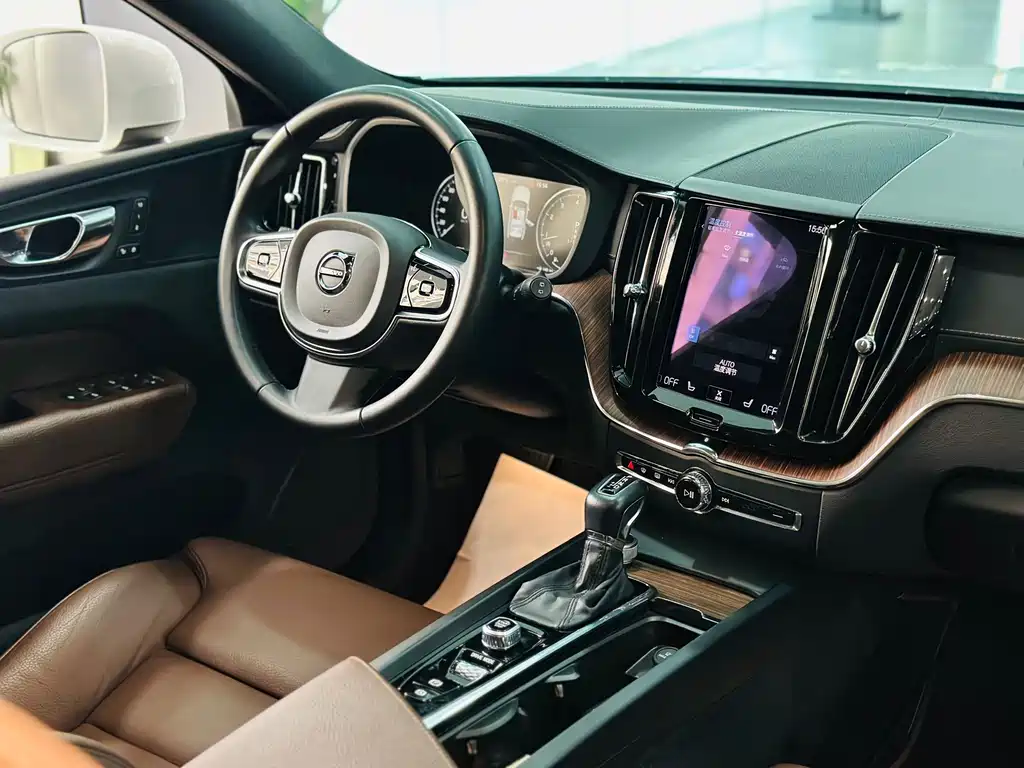 Volvo XC60 2020 — фото 10