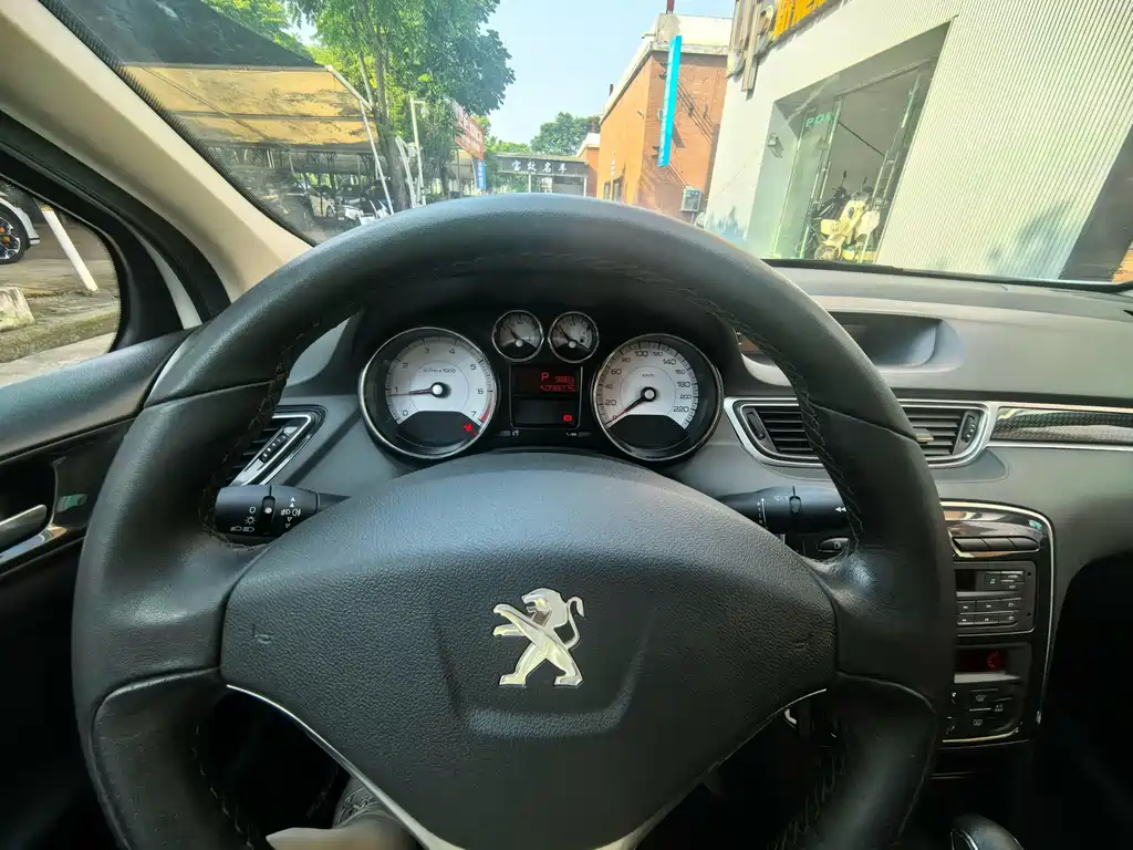 Peugeot 308 2015 — фото 16