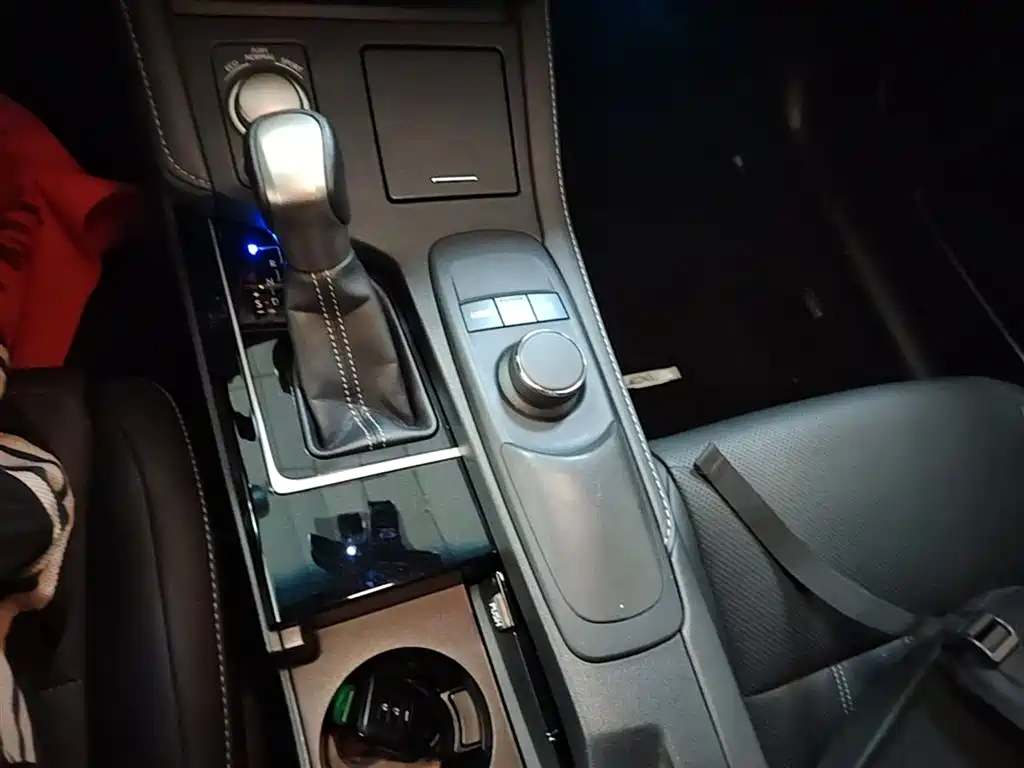 Lexus ES 2016 — фото 14