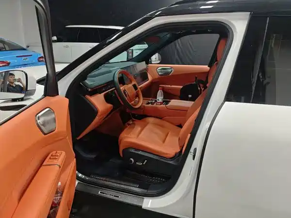 Lynk & Co 900 2025