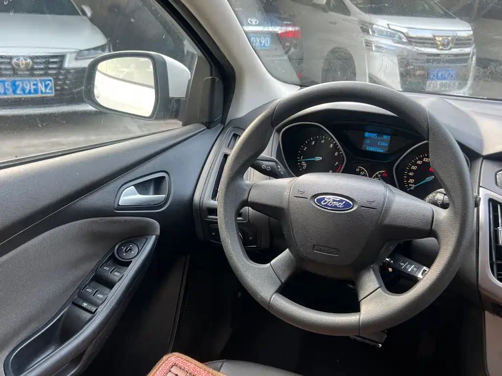 Ford Focus 2014 — фото 18