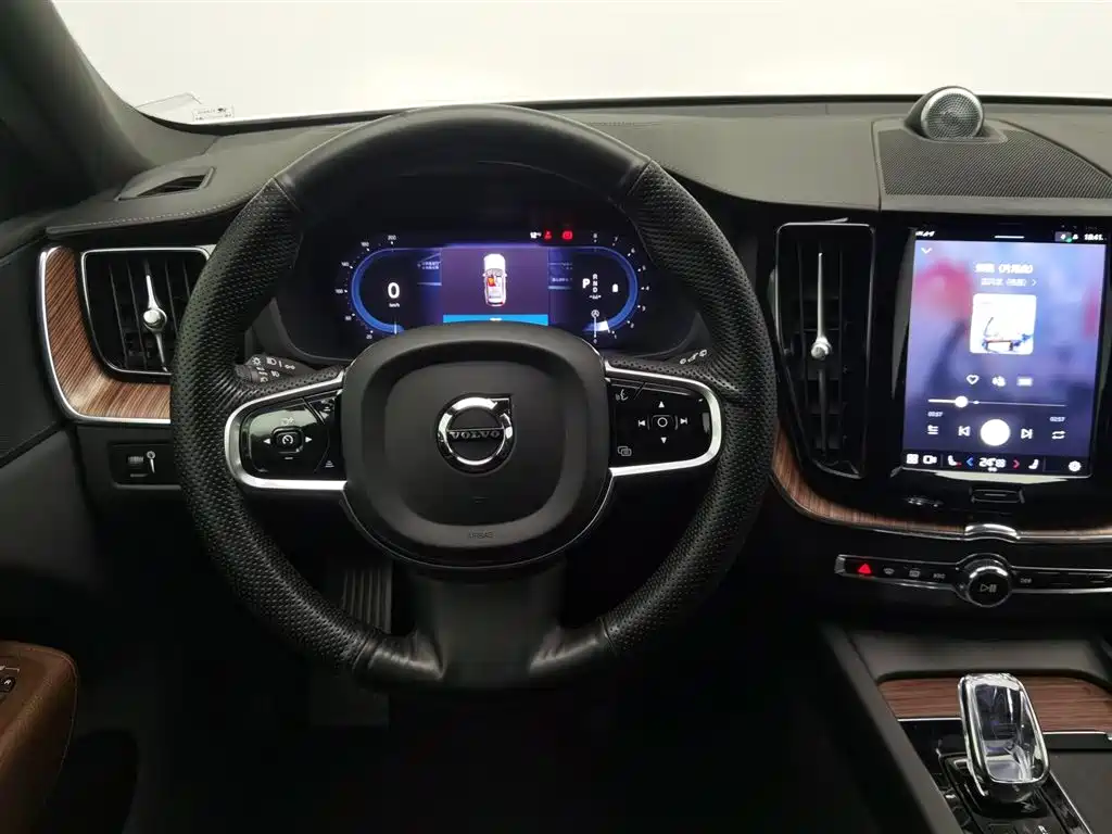 Volvo XC60 2022 — фото 11