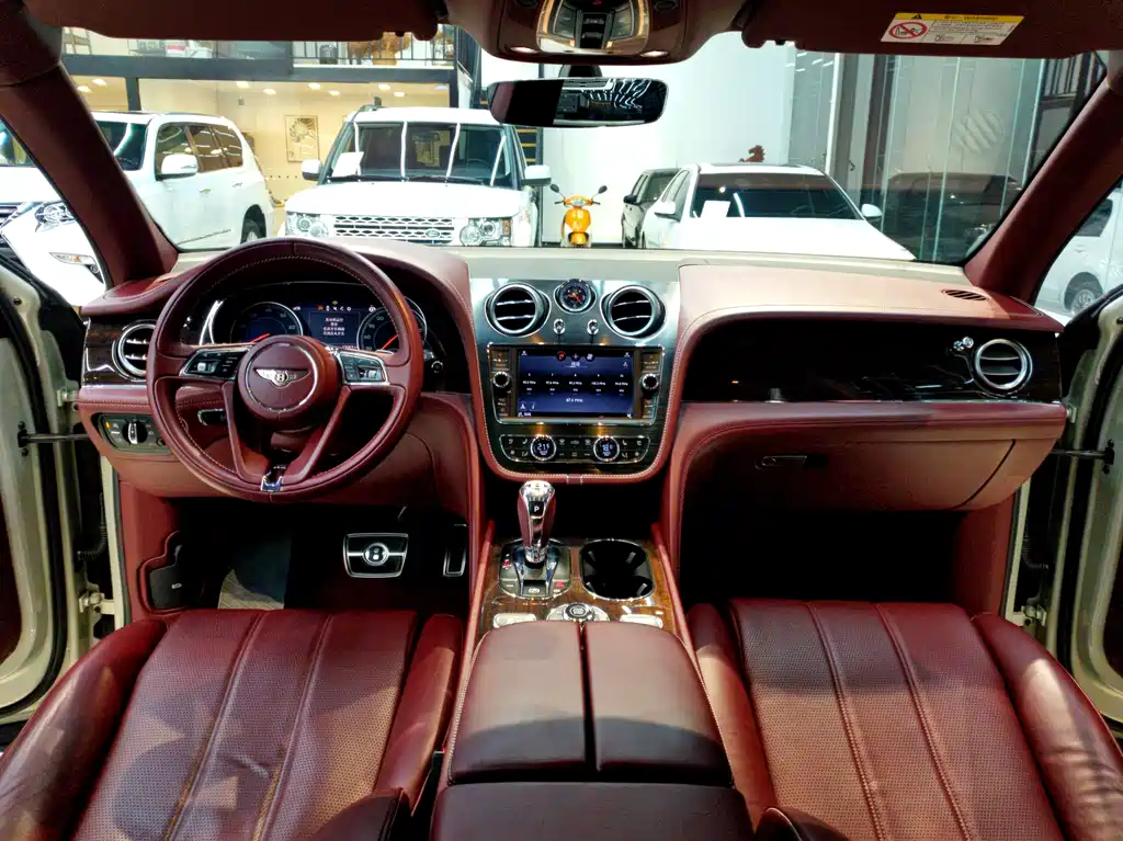 Bentley Bentayga 2019 — фото 11