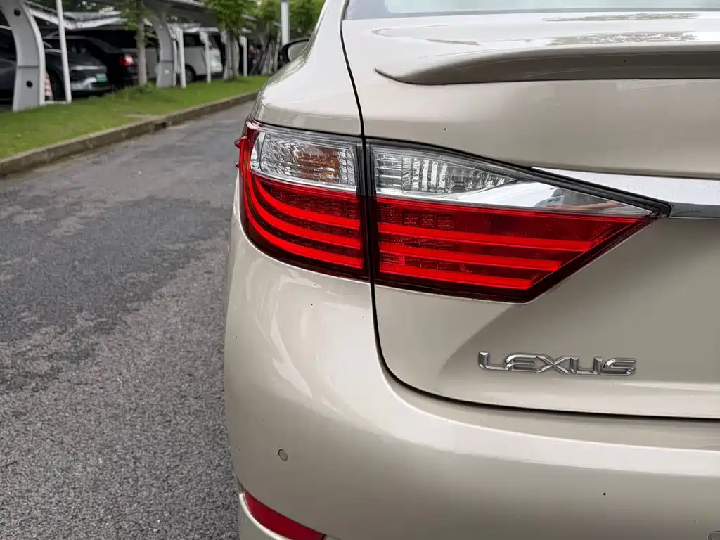 Lexus ES 2015 — фото 10