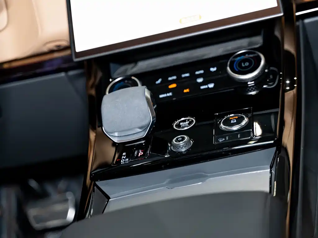 Land Rover Sport 2023 — фото 10