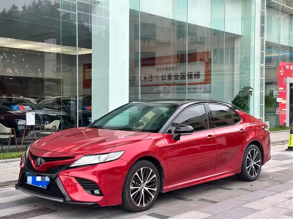 Toyota Camry 2018 — фото 1