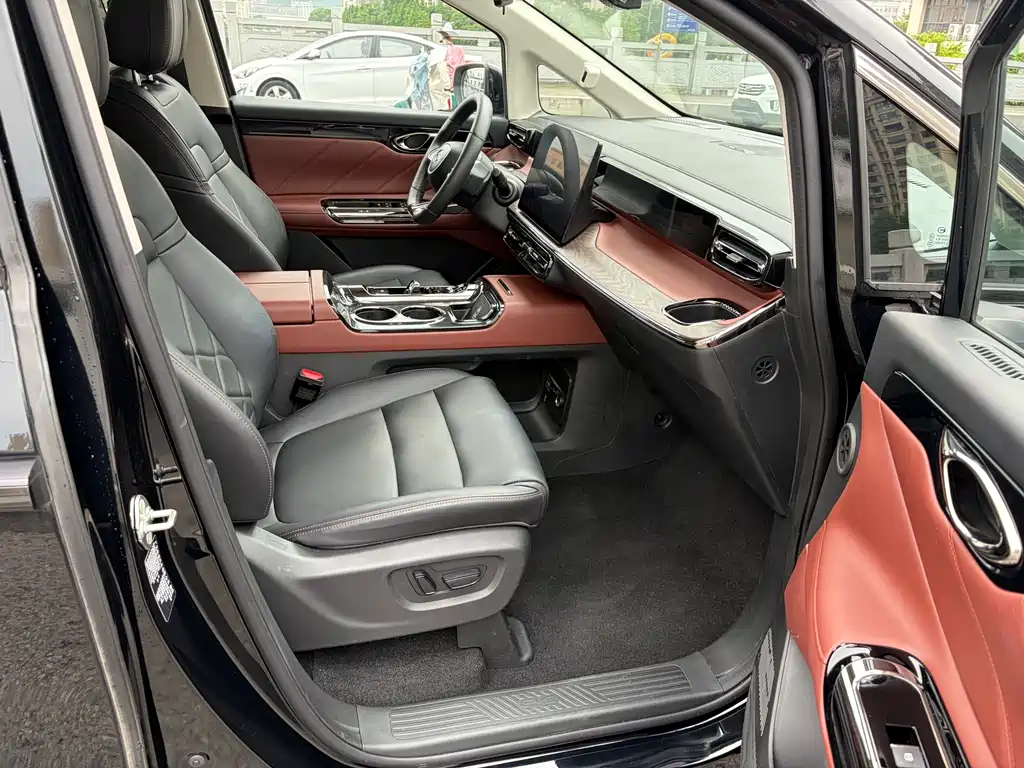 GAC Motor E8 PHEV 2025 — фото 10