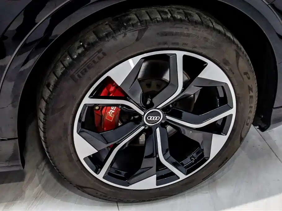 Audi Q8 2023 — фото 19