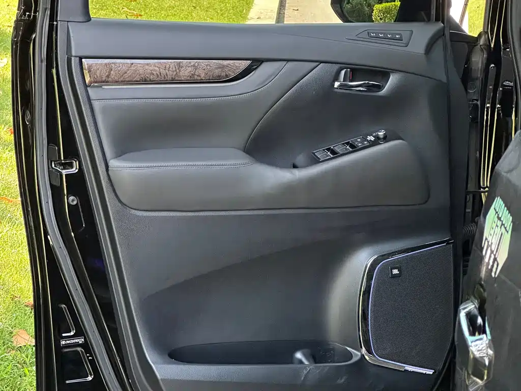 Toyota Alphard 2023 — фото 24