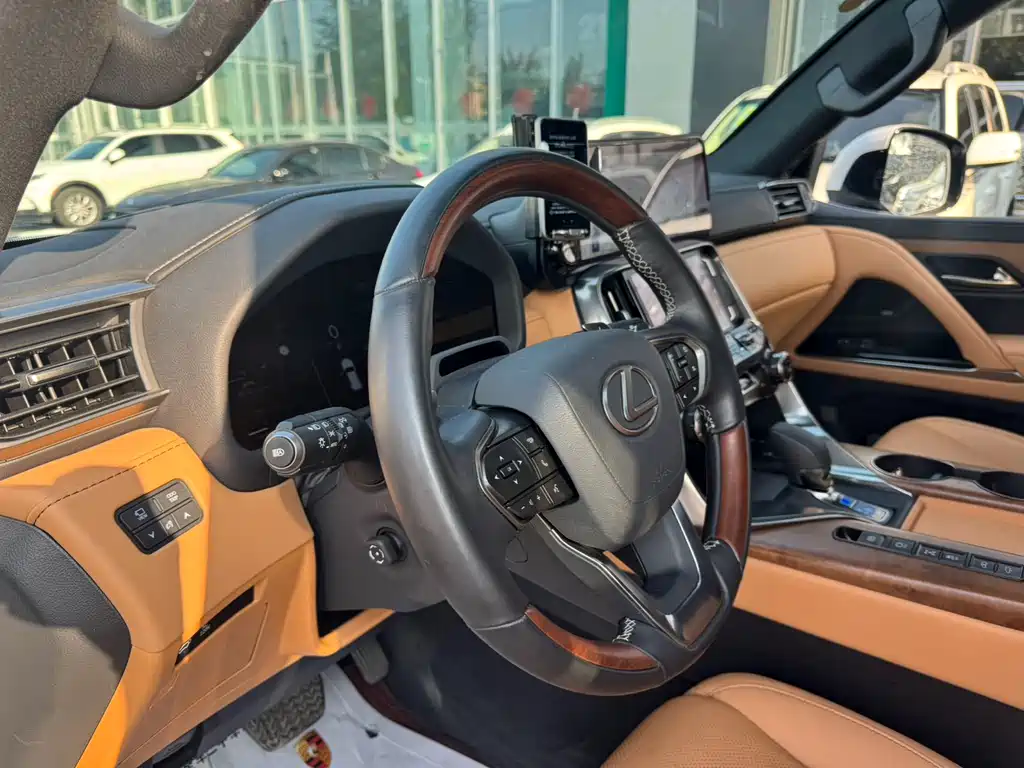 Lexus LX 2025
