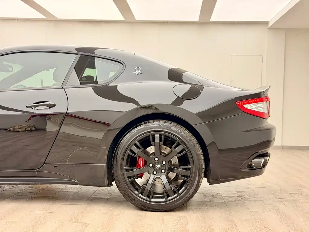 Maserati GranTurismo 2015 — фото 9
