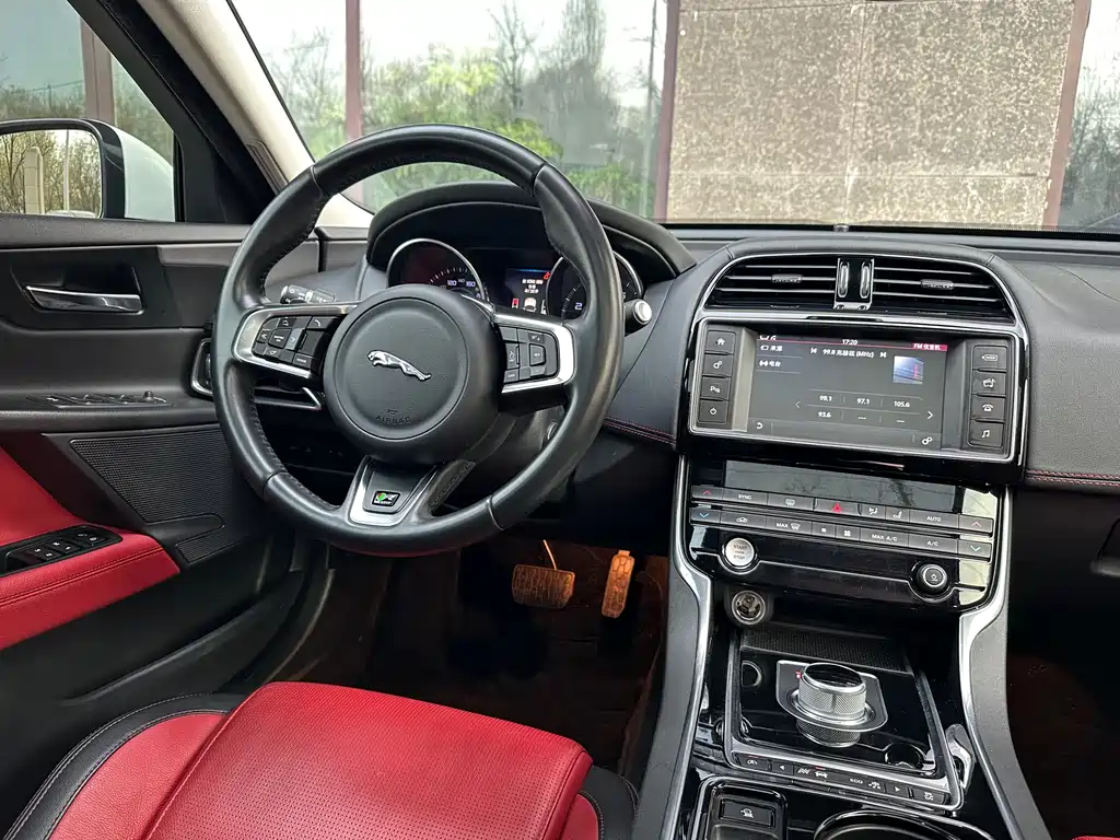 Jaguar XE 2015 — фото 13