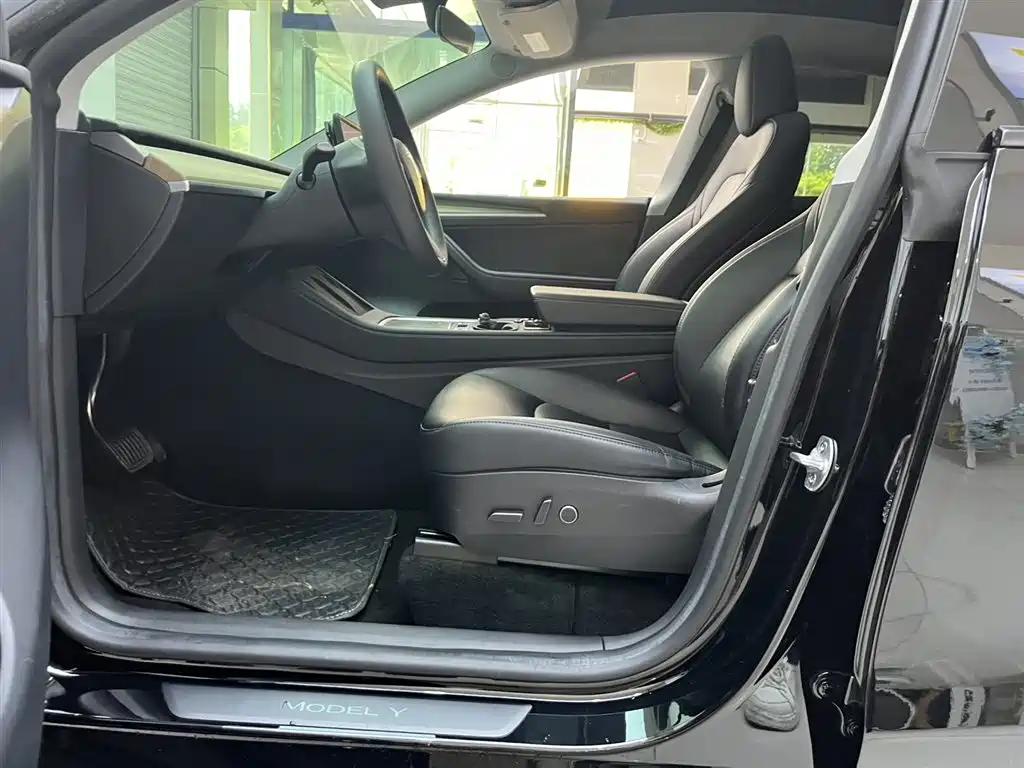 Tesla Model Y 2023 — фото 14