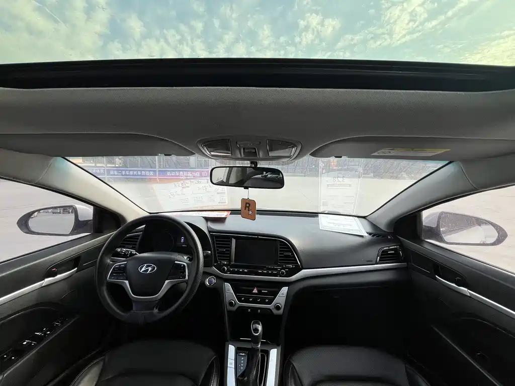 Hyundai Elantra 2018 — фото 13